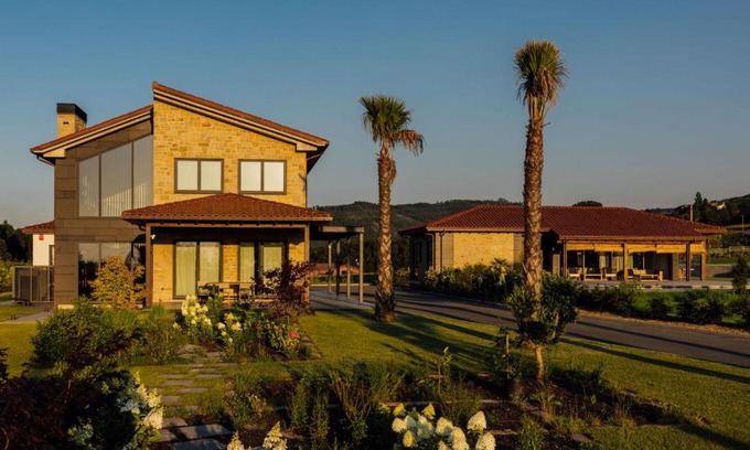 Lloreda Villa | ALIRON HOTEL