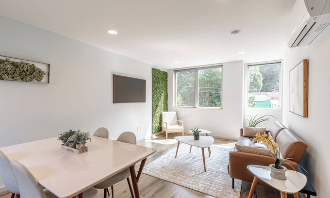 North Admiral Casa | Alki Home w Parking, Fast WiFi, Steps to the Beach