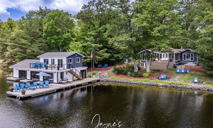Torrance Cabaña | All Day Sun! 7 bed 2 bath cottage on Lake Muskoka! Perfect Location! Privacy!