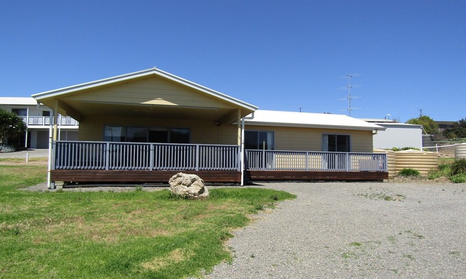 Para Wurlie Casa | All Decked Out in Turton, 3 bedroom holiday home short walk to beach!