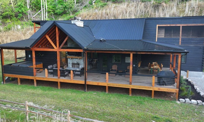 Topton Cabina | All Decked Out-Pet Friendly, Luxury Log Cabin Rental, High Speed Internet, 4 Decks, Swinging Day Bed, Large Hot Tub-Nantahala NC.