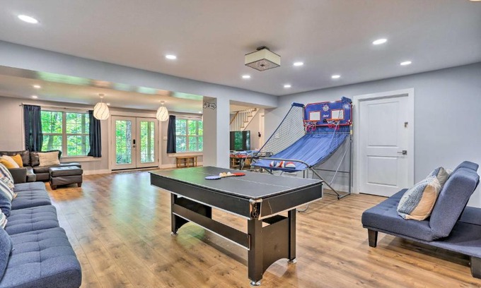 Bushkill Casa | All-Encompassing Cobalt Cottage with Game Room!