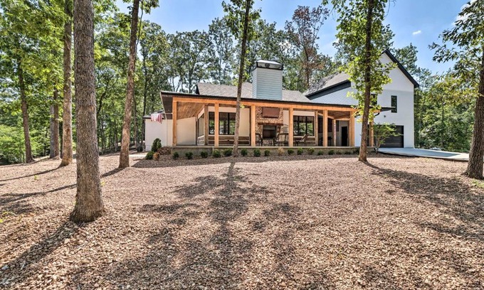 Edgemont Casa | All-Encompassing Lakehouse with Modern Accents!