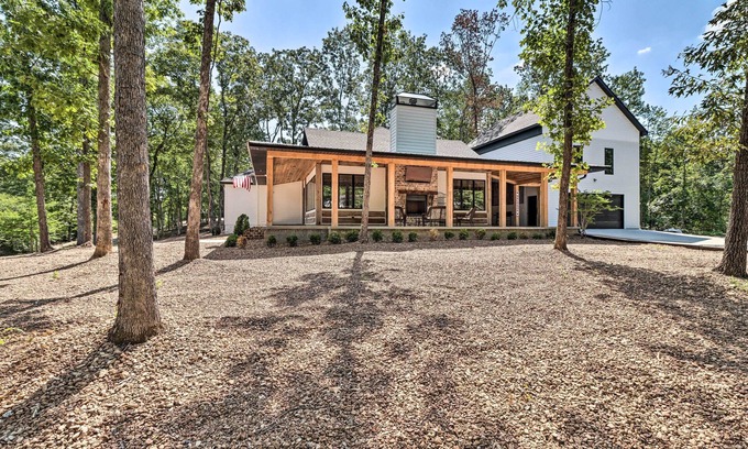 Edgemont Casa | All-Encompassing Lakehouse w/ Modern Accents!