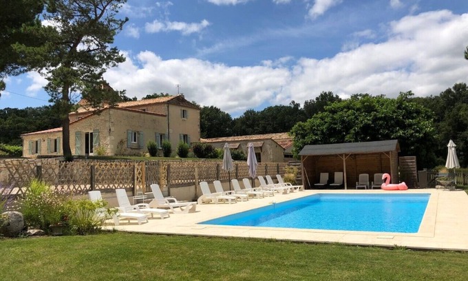 Fonroque Casa | Casa de campo recientemente renovada en una zona apartada con piscina privada para hasta 15 huéspedes.