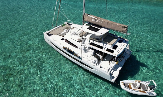 Staniel Cay Alquiler De Eote | All inclusive Luxury Sailing Charter Catamaran With Crew 4 bedrooms 8 guests.