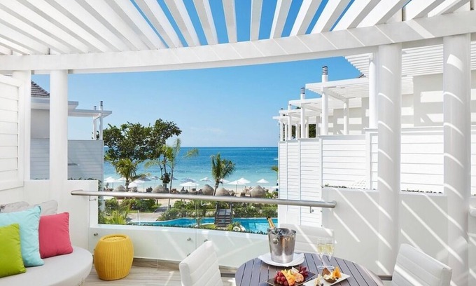 Orange Bay Apartamento | ALL-INCLUSIVE Oceanview Suite with Direct Pool Access & Spacious Living Area