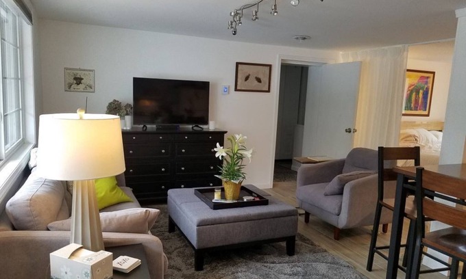 Traverse City Apartamento | All-Inclusive Studio. Minimum 3-month. Near Hospital, Downtown & Beach