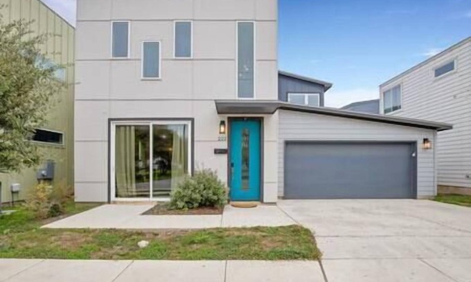 Terrell Heights Casa | All Masters, 22ft Ceilings!