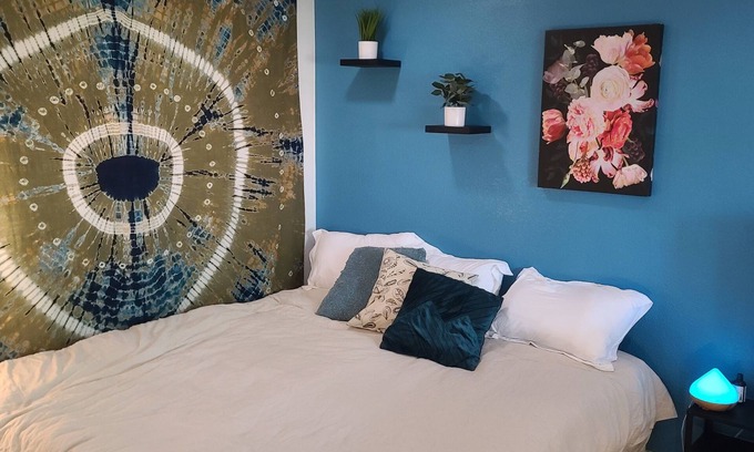 Aurora Casa | All New Beds, Roku, Private Yard, Pet Friendly