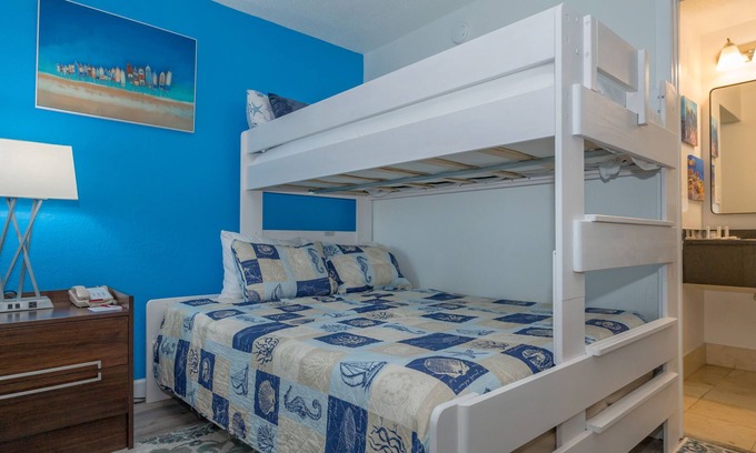 Trailer Estates Hotel | All-New, Bunk Bed, Huge Pool, 70" TV, Tiki Bar & Grill!