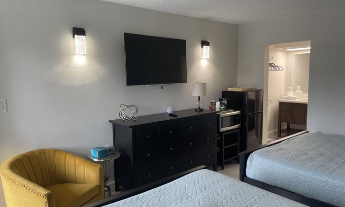 Trailer Estates Apartamento | All-New, Comfortable, Huge Pool, Grill & Tiki Bar
