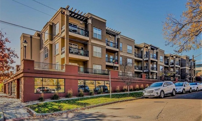 Jefferson Park Condominio | ¡Todos los muebles nuevos, el garaje con calefacción, la ubicación del edificio más nuevo hacen que esto sea DEBE!