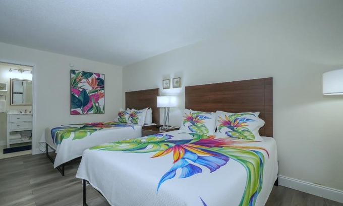 Trailer Estates Apartamento | All-New, Private, Huge TV, Heated Pool, Tiki Bar