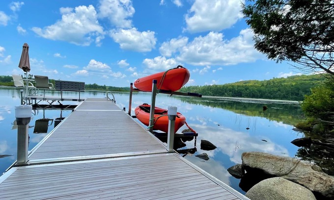 Kents Hill Cabina | ALL NEW! Secluded Maine 14-Acre Lakefront Log Cabin >A/C, Kayaks, Wildlife, FUN