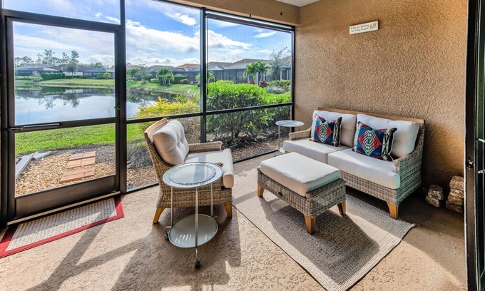 Naples Condominio | All NEW, Stunning Lake Views, 1st floor, Tennis, Pickleball, Resort Community