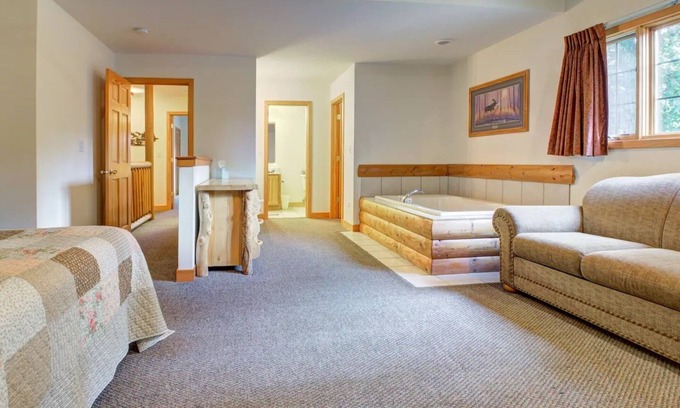 Oglesby Casa | All Season Villa - Starved Rock area!