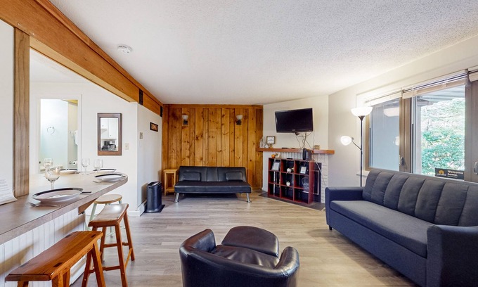 Waterville Valley Condominio | All-seasons condo with on-site golf, pools, athletic courts, gym, & EV charger