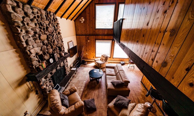 Henryville Casa | All Seasons Getaway.
