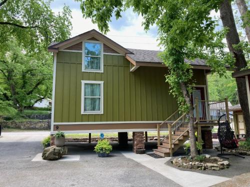 Eureka Springs Historic District Cama Y Desayuno | All Seasons Treehouse Village