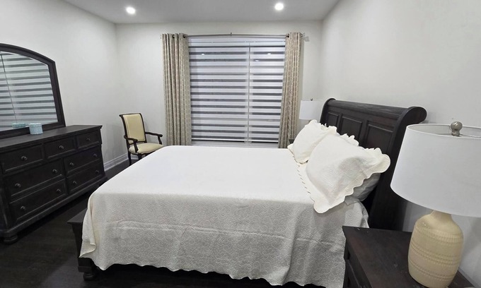 Vaughan Casa | All the luxuries of Home, 25mins to Airport & 5kms to Canada's Wonderland!
