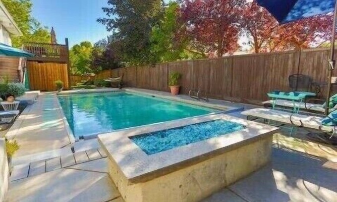 Sandy Apartamento | All Year Heated Pool, King Beds, Large Apartment, Ski & Hiking, Mountain View