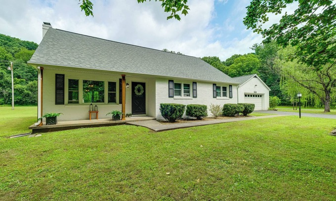 Glace Casa | Alleghany Mountain Cottage w/ Porch & Backyard