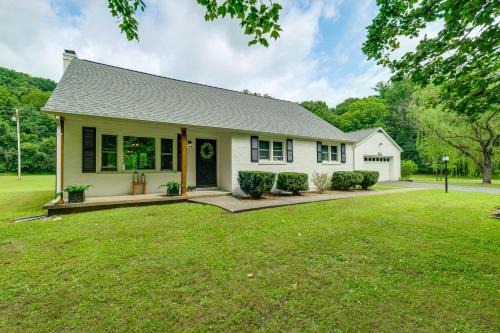 Glace Casa | Alleghany Mountain Cottage with Porch and Backyard