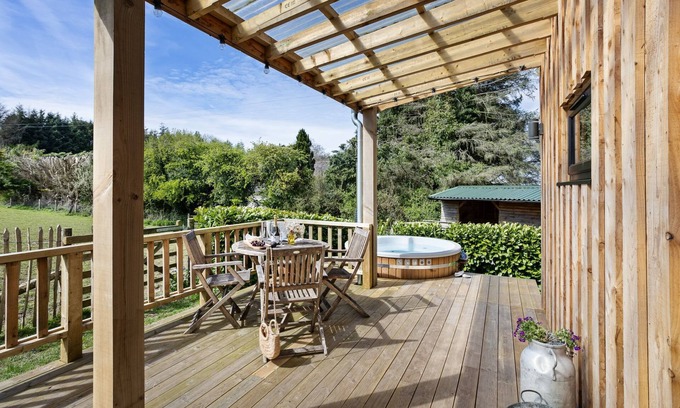 Minehead Cabina | Allercabin, Dunster - a lodge that sleeps 4 guests in 2 bedrooms