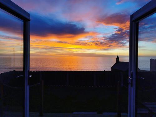 Barmouth Hotel | Allibella Shepherds Hut, Amazing Seaview, Private garden, Pet Friendly