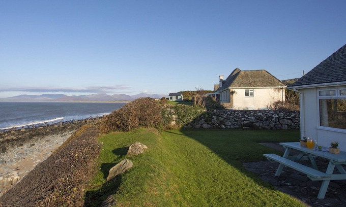 Llanfair Cabaña | ALLT Y MOR, pet friendly, with open fire in Harlech