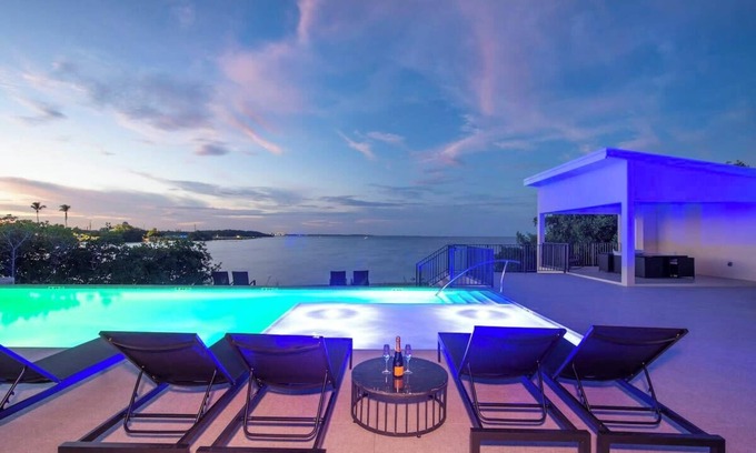 Grand Harbour Condominio | Allure #22 Three Bedroom Waterfront Condo w/ Pool