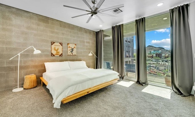 Riverside Apartamento | Alluring 2 bedroom apartment with decorated patio!