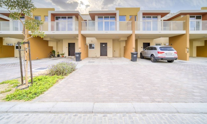 Dubai Chalet De Esquí | Alluring 3BR Townhouse at DAMAC Hills 2 Avencia by Deluxe Holiday Homes