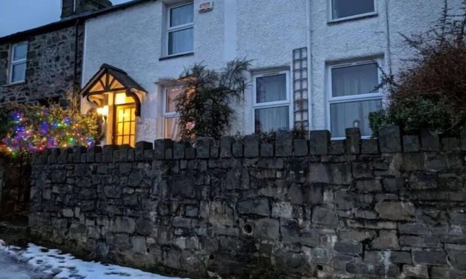 Penmaenmawr Cabaña | Alma's Cottage in N. Wales quirky & cosy. Great views and for exploring.
