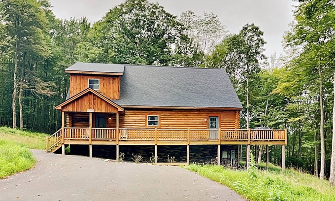 McHenry Casa | Almost Eden | Hot Tub, 5 Mins to Skiing + Golf