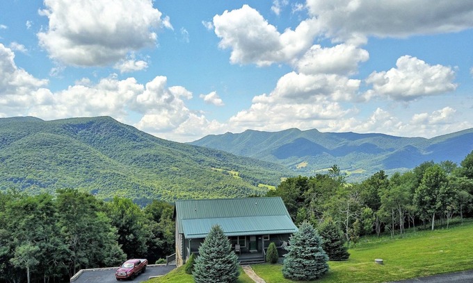 Buck Mountain Cabina | ¡ADMISIONES GRATUITAS A LAS ATRACCIONES POPULARES!-¡Casi Heaven-2 BR, 3 BA con MILLONES DE VISTAS A DÓLARES! WIFI, CHIMENEA DE GAS, AC