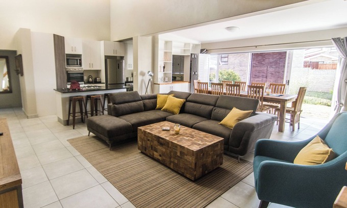 Jeffreys Bay Casa | Almost Perfect 4-bedroom house in Jbay. Stunning view & 500m walk to the beach!