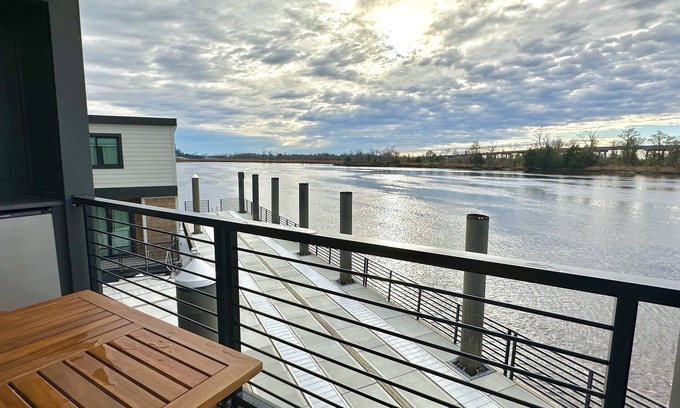 Wilmington Historic District Alquiler De Eote | Aloha at The Cove - End of Dock