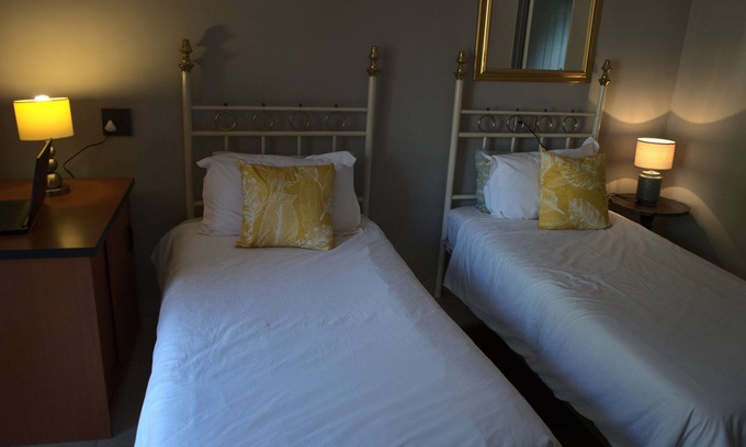 Waterkloof Glen Cama Y Desayuno | Aloha Lodge spacious bedroom, sleeps 2, with its own entrance and a garden view