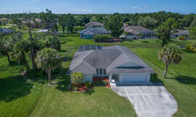 Long Meadow Casa | Aloha Shores | Pet friendly | Pool | fenced yard