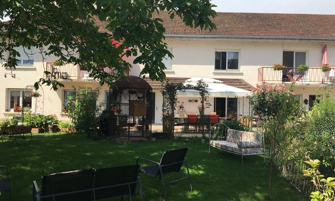 Luxeuil-les-Bains Apartamento | Alouette F1 furnished town center 400m from the Thermes, Casino, garden, private parking