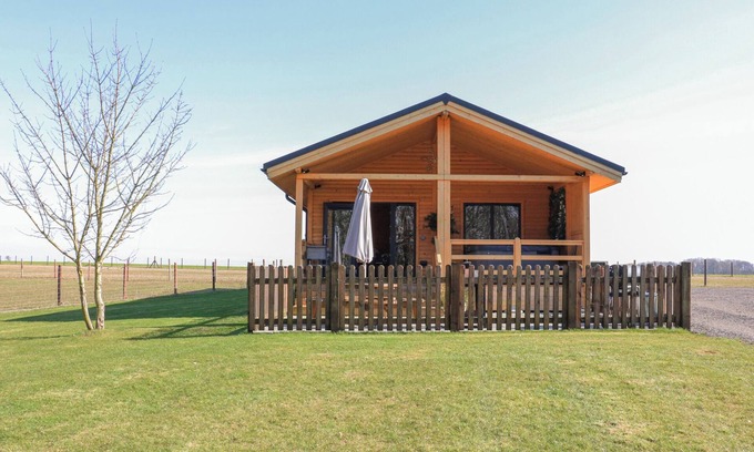 Welby Cabaña | ALPACA LODGE, family friendly, with hot tub in Barkston