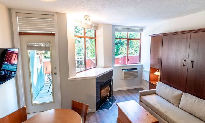 Village North Condominio | Alpenglow Lodge Family Studio with Murphy Bed by MVA
