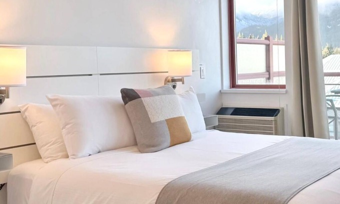 Village North Condominio | Alpenglow Lodge Rainbow Look Out Studio by MVA