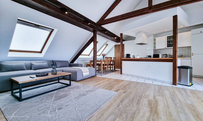 Ostviertel Apartamento | Alpha Apartments: Dachstudio - Stil & Eleganz, 2BR