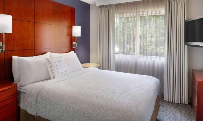 Alpharetta Apartamento | Alpharetta Walk of Memories! Spacious Suite with Free Breakfast! Pet-Friendly!