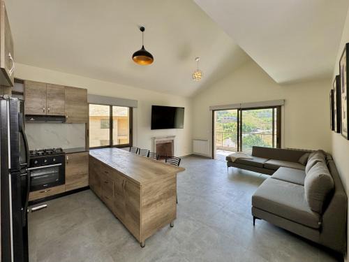 Kfardebian Apartamento | Alpina Faqra 3-BR w Pool and Balcony