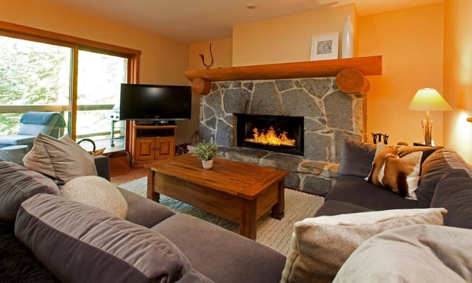 Nordic Estates Casa | Alpine 3BRM. Family Friendly, Sleeps 6, Hot Tub, Pool, Patio+ BBQ & Free Parking!