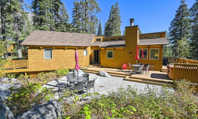Alpine Meadows Casa | Alpine Adventure- Shuttle to Ski Lifts- Hot Tub- Pet Friendly